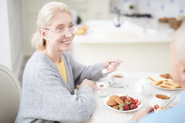 Happy Blond Eyeglasses Casualwear Eating Dessert Having Talk Husband — Stock Photo, Image