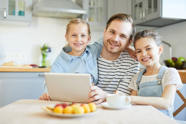 Lyckliga Små Döttrar Och Deras Far Tittar Dig När Sitter — Stockfoto