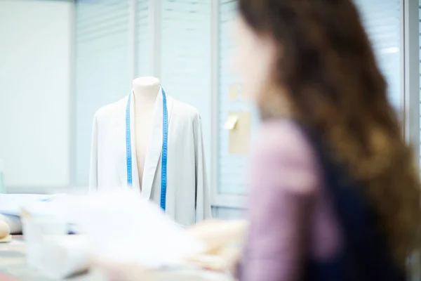 Sastre Pensando Diseño Chaqueta Estudio Enfoque Maniquí Con Chaqueta Cinta —  Fotos de Stock