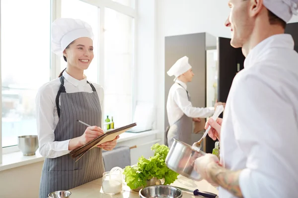 Glückliche Positive Schülerin Schürze Die Beim Kochkurs Neue Rezepte Kennt — Stockfoto
