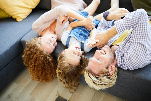 Vrolijke Ouders Hun Schattige Kleine Dochter Liggend Bank Spelen Vrije — Stockfoto