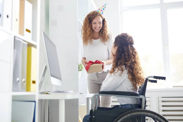 Joven Empresaria Gorra Cumpleaños Dando Paquete Con Regalo Colega Incapacitado — Foto de Stock