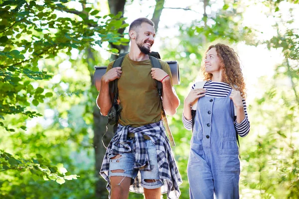 Dois Jovens Campistas Alegres Com Mochilas Conversando Enquanto Caminham Para — Fotografia de Stock