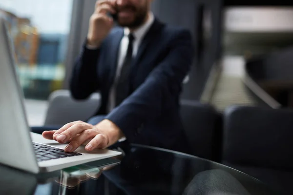 Mano Del Empresario Móvil Moderno Teclado Portátil Durante Red Oficina —  Fotos de Stock