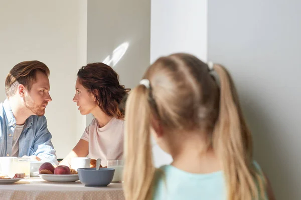 Ung Man Och Kvinna Som Pratar Intimt Till Frukost Medan — Stockfoto