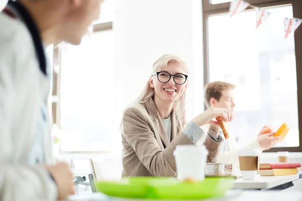 Joyful Blond Tjej Med Smörgås Tittar Groupmates Lunchrast Klassrummet — Stockfoto