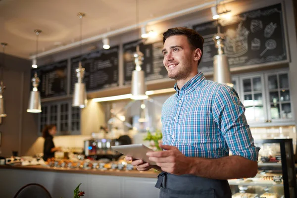 Joven Hombre Alegre Ropa Trabajo Pie Cafetería Moderna Con Contador —  Fotos de Stock