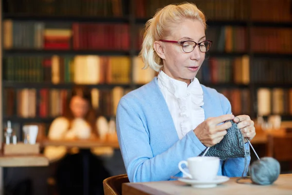 Blonde Vrouw Breien Wollen Winterwear Terwijl Ontspant Café Door Kopje — Stockfoto