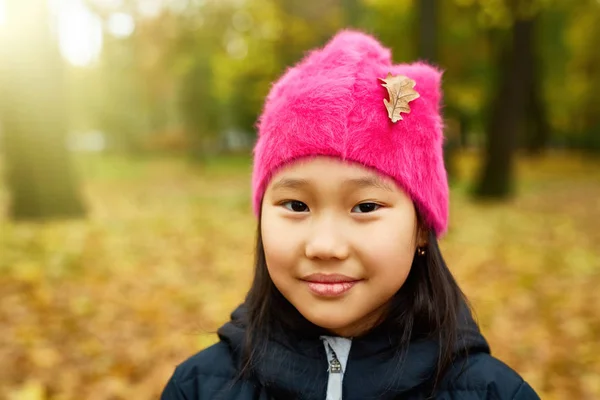 Χαριτωμένο Κορίτσι Ξηρό Φύλλο Βελανιδιάς Στο Ροζ Καπέλο Της Κοιτάζοντας — Φωτογραφία Αρχείου
