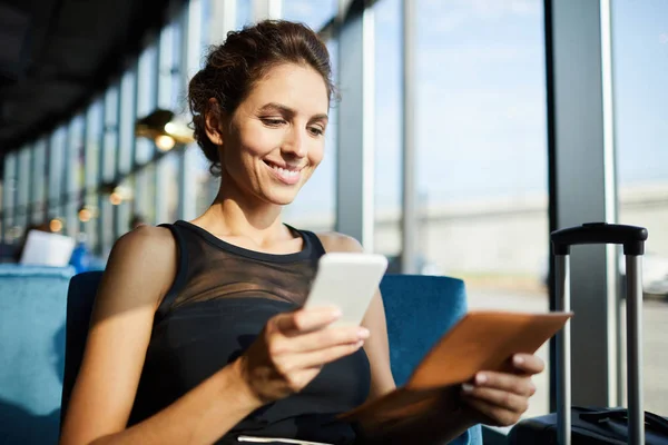 Gelukkige Jonge Vrouw Met Smartphone Het Controleren Van Haar Vliegtickets — Stockfoto