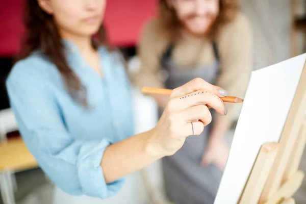 絵画のレッスンで紙にスケッチを作る鉛筆を持つ若い女性の手 — ストック写真