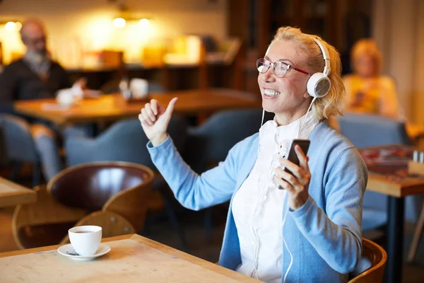 Mujer Envejecida Extática Casuales Inteligentes Auriculares Disfrutando Música Mientras Relaja — Foto de Stock