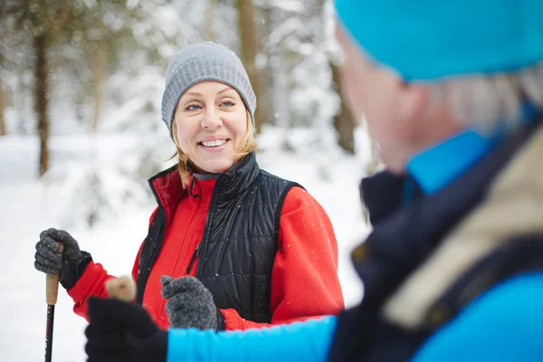 Lächelnde Reife Sportlerin Die Ihren Ehepartner Beim Gemeinsamen Skifahren Wintertag — Stockfoto