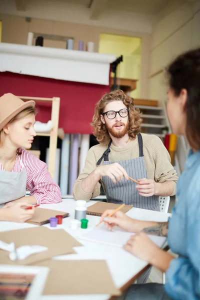 Joven Dos Chicas Sentadas Escritorio Hablando Los Principios Pintura Reunión — Foto de Stock