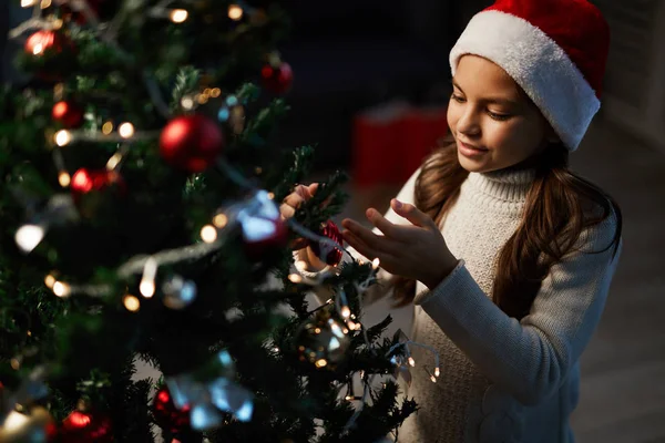 Liten Flicka Santa Mössa Röra Dekorationer Gren Julgran — Stockfoto