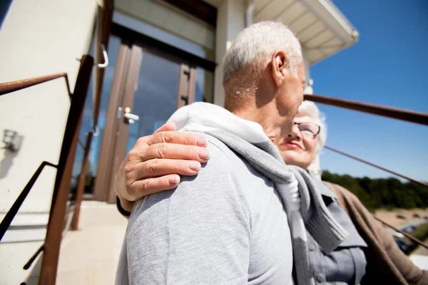 Lage Hoek Portret Van Moderne Senior Paar Omarmen Staande Buiten — Stockfoto