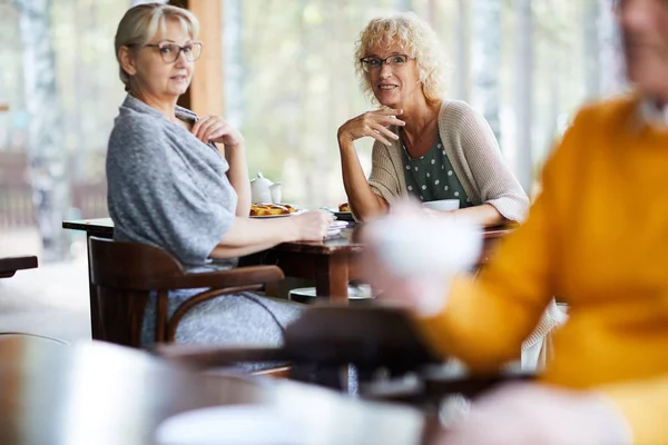 Dos Curiosas Hembras Maduras Ropa Casual Sentadas Cafetería Mirando Hombre — Foto de Stock