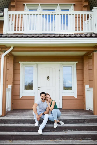 Happy Casual Par Sitter Trappan Framför Dörren Till Sitt Nya — Stockfoto