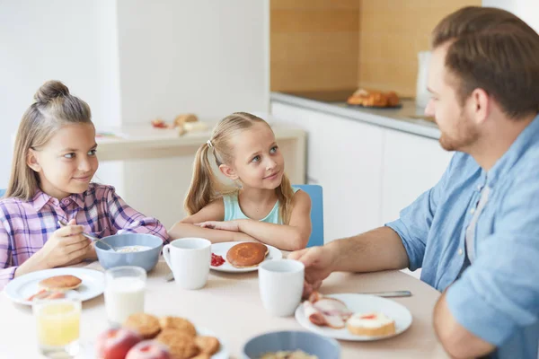 Deux Petites Filles Écoutent Leur Père Tout Prenant Petit Déjeuner — Photo