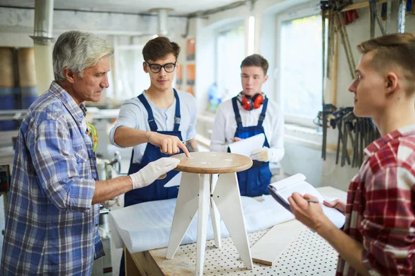 Curiosos Estudiantes Carpintería Haciendo Preguntas Clase Práctica Sobre Producción Muebles — Foto de Stock