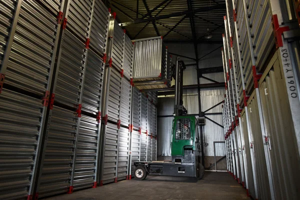 Groene Krachtige Heftruck Verlagende Grote Metalen Container Donkere Cargo Opslagruimte — Stockfoto