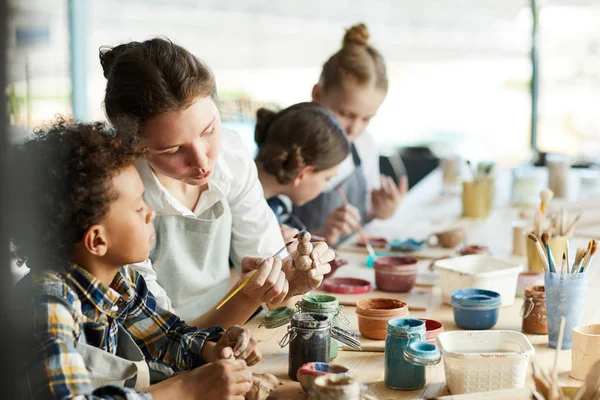 Junge Lehrerin Zeigt Einem Der Schüler Tongegenstände Und Gibt Ratschläge — Stockfoto