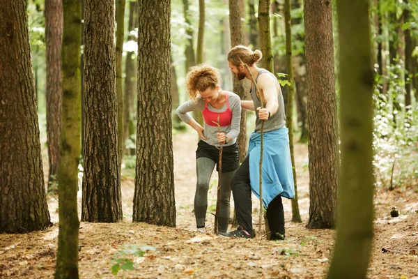 Młody Sportowiec Pomaga Swojej Dziewczynie Bolącą Nogą Chodzić Lesie Pechowym — Zdjęcie stockowe