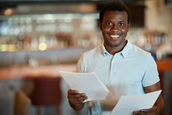 Joven Financiero Con Sonrisa Dentada Mirando Cámara Mientras Trabaja Con — Foto de Stock