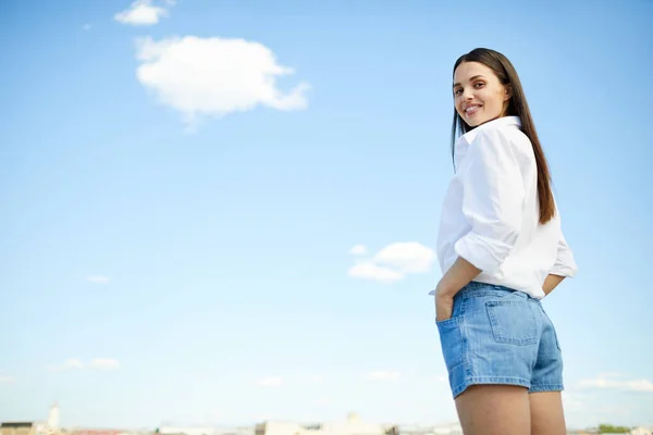 Lächelnd Selbstbewusstes Modernes Mädchen Lässiger Kleidung Das Gegen Den Himmel — Stockfoto