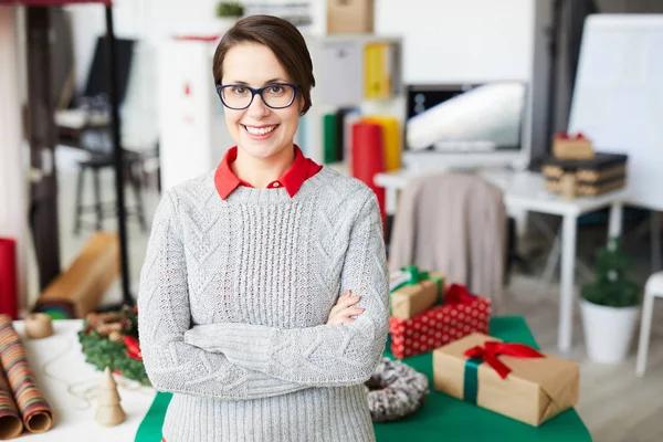 Młoda Uśmiechnięta Bizneswoman Eleganckich Ubraniach Okularach Patrzy Ciebie Studio — Zdjęcie stockowe