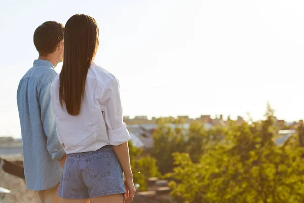 Vista Posteriore Giovane Coppia Abbigliamento Casual Sognare Insieme Mentre Piedi — Foto Stock