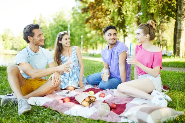 Adolescentes Felices Amigables Con Bebidas Que Pasan Ocio Parque Caluroso — Foto de Stock