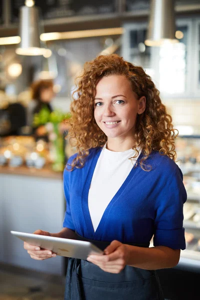 Happy Framgångsrik Ägare Cafeteria Eller Restaurang Med Tablett Söka Nätet — Stockfoto