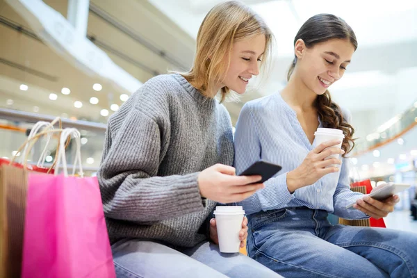 Leuke Shoppers Met Drankjes Smartphones Schuiven Meldingen Tijdens Pauze Het — Stockfoto