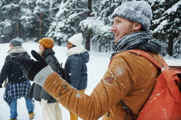 Toeristische Groep Wandelen Winterbos Inhoud Knappe Jonge Man Sjaal Muts — Stockfoto