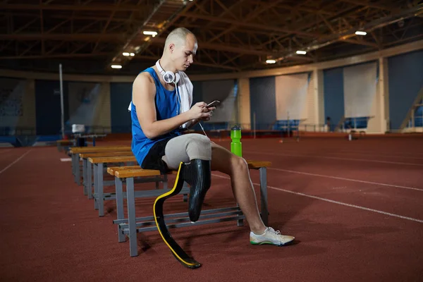 Actif Gars Avec Handicapé Jambe Droite Défilant Dans Son Smartphone — Photo