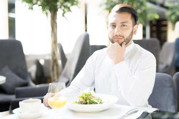 Jovem Empresário Camisa Branca Olhando Para Câmera Enquanto Sentado Mesa — Fotografia de Stock