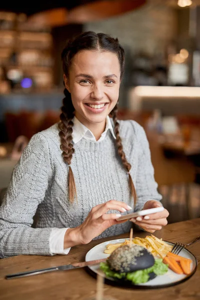 Glückliches Mädchen Freizeitkleidung Das Dich Ansieht Während Tisch Café Sitzt — Stockfoto