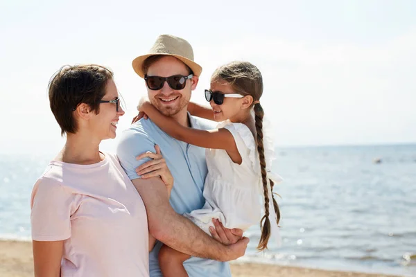 Joyeux Jeune Famille Composée Père Mère Mignonne Petite Fille Rire — Photo