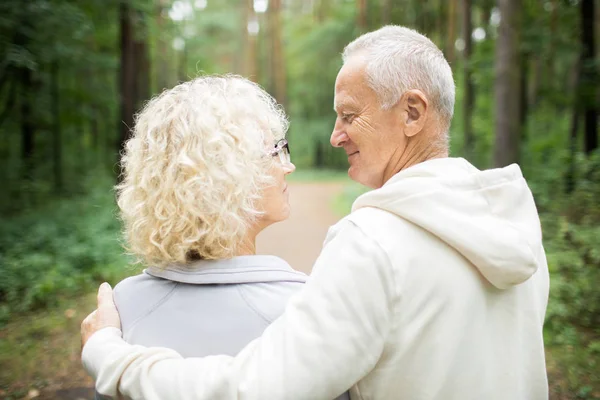 Vista Trasera Pareja Ancianos Caminando Abrazo Bosque Día Verano — Foto de Stock