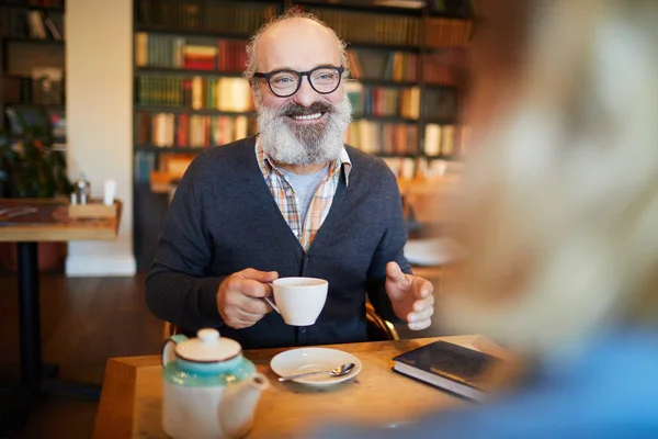 Glücklicher Bärtiger Älterer Mann Mit Einer Tasse Tee Der Vor — Stockfoto
