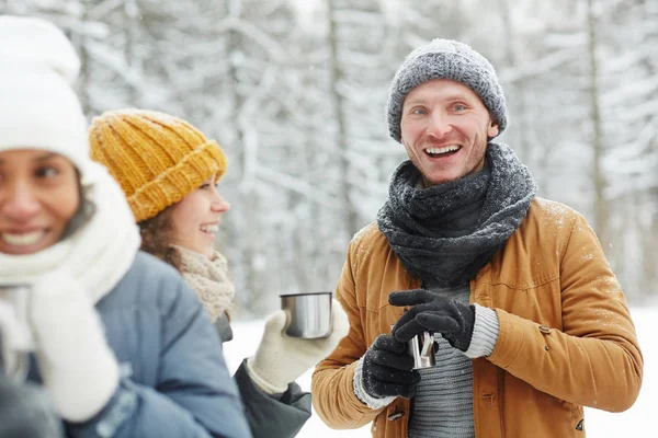 Glada Glada Unga Vänner Varma Kläder Stående Vinter Skog Och — Stockfoto