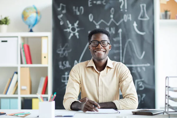 Profesor Escuela Feliz Con Sonrisa Dentada Sentado Junto Escritorio Aula — Foto de Stock