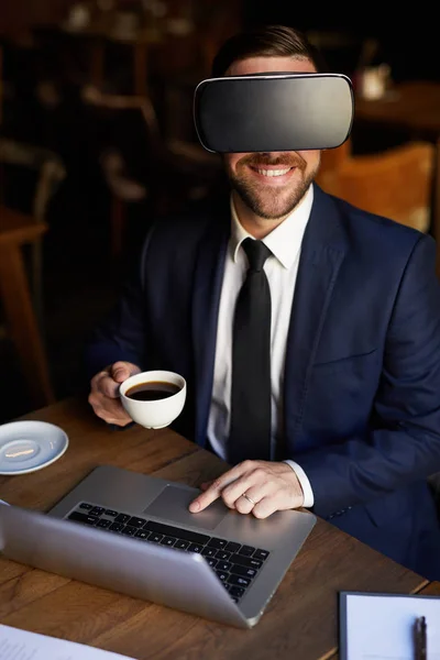 Jovem Empresário Barbudo Feliz Sucesso Óculos Realidade Virtual Usando Laptop — Fotografia de Stock