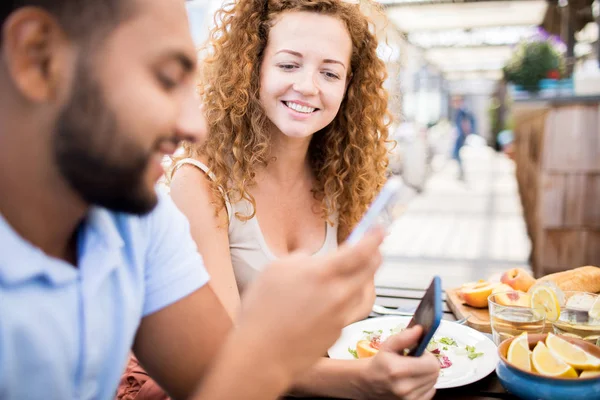 Retrato Mujer Moderna Sonriendo Felizmente Mientras Charlaba Con Amigo Sentado — Foto de Stock