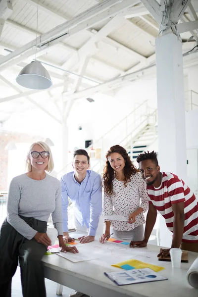 Porträtt Framgångsrikt Multietniskt Affärsteam Stående Runt Bordet Modern Office — Stockfoto