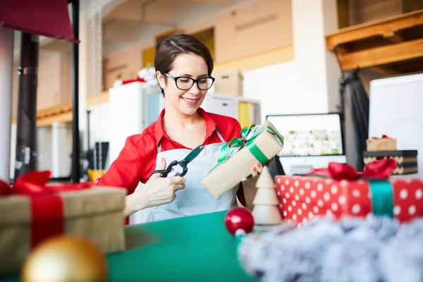 Mooie Jonge Ontwerper Werkkleding Zittend Studio Het Voorbereiden Van Kerstcadeaus — Stockfoto