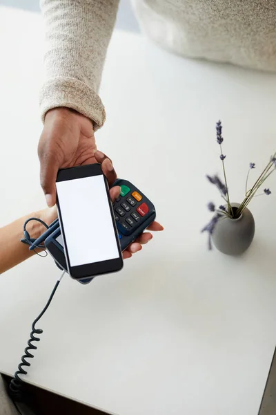 Overzicht Van Client Hand Holding Smartphone Betaalautomaat Bezit Van Shop — Stockfoto