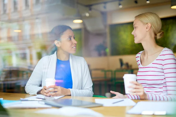 Due Giovani Colleghi Interculturali Fiduciosi Seduti Caffè Bere Qualcosa Discutere — Foto Stock