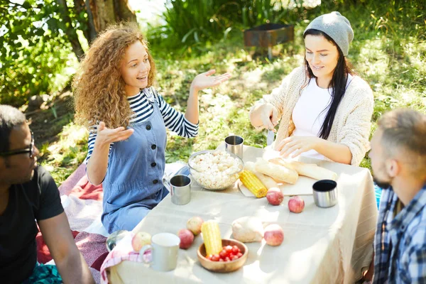 Öğle Yemeği Sırasında Üzerinde Atıştırmalık Ile Masa Başında Otururken Kızlardan — Stok fotoğraf